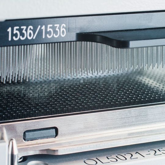 Abb. 1: Spotten von 100 nl Flüssigkeit mit dem Cybio-Well-vario-1536/8-µl-Kopf mit Stahlspitzen auf eine MALDI-TOF-Target-Platte. Abb. 1: Spotten von 100 nl Flüssigkeit mit dem Cybio-Well-vario-1536/8-µl-Kopf mit Stahlspitzen auf eine MALDI-TOF-Target-Platte.