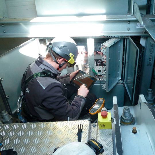 Im Projekt AR Maintenance System haben Bremer Wissenschaftler gemeinsam mit Partnern aus der Wirtschaft ein Assistenzsystem mit Datenbrille zur Unterstützung des technischen Servicepersonals in Windenergieanlagen entwickelt. Im Projekt AR Maintenance System haben Bremer Wissenschaftler gemeinsam mit Partnern aus der Wirtschaft ein Assistenzsystem mit Datenbrille zur Unterstützung des technischen Servicepersonals in Windenergieanlagen entwickelt.