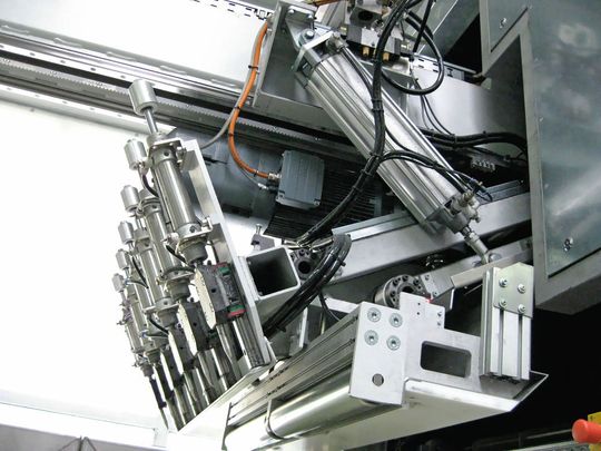 Blickfang der pfiffigen Kunststoffaufbereitungsanlage von Getecha: Parallelogramm-Greifschieber (hier in Ruheposition) mit integrierter Messsensorik zum vollautomatischen Zuführen gestapelter Polypropylenplatten zur Zerkleinerungsmühle. Blickfang der pfiffigen Kunststoffaufbereitungsanlage von Getecha: Parallelogramm-Greifschieber (hier in Ruheposition) mit integrierter Messsensorik zum vollautomatischen Zuführen gestapelter Polypropylenplatten zur Zerkleinerungsmühle.