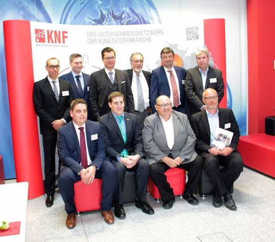 Hier die Protagonisten, die in Bayreuth im Rahmen des "Treffpunkt Kunststoff" des Kunststoff-Netzwerk Franken (KNF) zum Thema Megatrends und ihre Auswirkungen auf die Kunststoff verarbeitende Industrie, referiert und/oder die Veranstaltung initiiert haben. Hier die Protagonisten, die in Bayreuth im Rahmen des "Treffpunkt Kunststoff" des Kunststoff-Netzwerk Franken (KNF) zum Thema Megatrends und ihre Auswirkungen auf die Kunststoff verarbeitende Industrie, referiert und/oder die Veranstaltung initiiert haben.