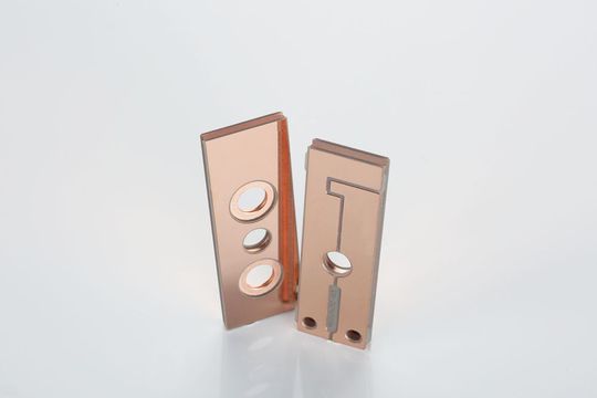 Wärme wird über kleine Kontaktflächen abgeleitet. Dafür sorgt neben reinem Kupfer und eine Isolationsschicht aus Aluminiumnitrid. Wärme wird über kleine Kontaktflächen abgeleitet. Dafür sorgt neben reinem Kupfer und eine Isolationsschicht aus Aluminiumnitrid.