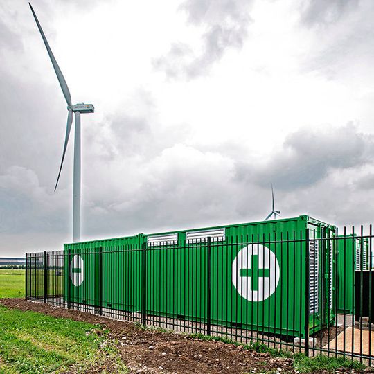 Im Windpark Prinses Alexia im holländischen Zeewolde haben BMW, Nuon und Alfen gemeinsam ein 3-MW-Energiespeichersystem installiert. Es soll nicht genutzte Energie von Windturbinen speichern. Im Windpark Prinses Alexia im holländischen Zeewolde haben BMW, Nuon und Alfen gemeinsam ein 3-MW-Energiespeichersystem installiert. Es soll nicht genutzte Energie von Windturbinen speichern.