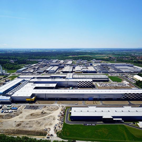 Die AMAG hat am 22. Juni 2017 ein neues Aluminium-Kaltwalzwerk in Ranshofen in Oberösterreich eröffnet. Die AMAG hat am 22. Juni 2017 ein neues Aluminium-Kaltwalzwerk in Ranshofen in Oberösterreich eröffnet.