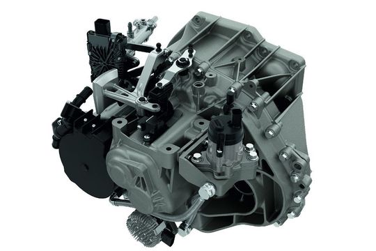 Beim hybridisierten Handschaltgetriebe von Getrag sitzt die kleine E-Maschine seitlich am Gehäuse.