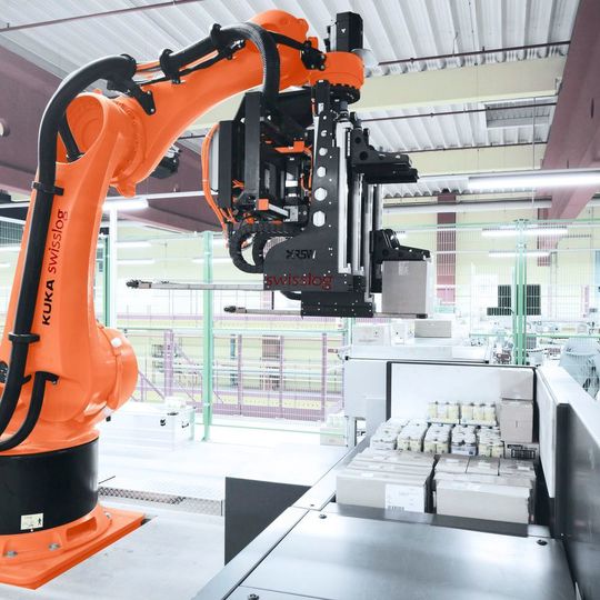 „ACPaQ“ ist universell für die vollständig automatische Kommissionierung von Mischpaletten einsetzbar. „ACPaQ“ ist universell für die vollständig automatische Kommissionierung von Mischpaletten einsetzbar.