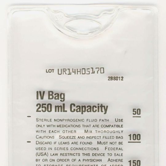 Abb. 1: Untersuchtes IV-Blutbeutel-System. Proben wurden im Bereich des bedruckten und nichtbedruckten Beutels vorgenommen sowie im Bereich der Schlauch- und Ventilbestandteile. Abb. 1: Untersuchtes IV-Blutbeutel-System. Proben wurden im Bereich des bedruckten und nichtbedruckten Beutels vorgenommen sowie im Bereich der Schlauch- und Ventilbestandteile.