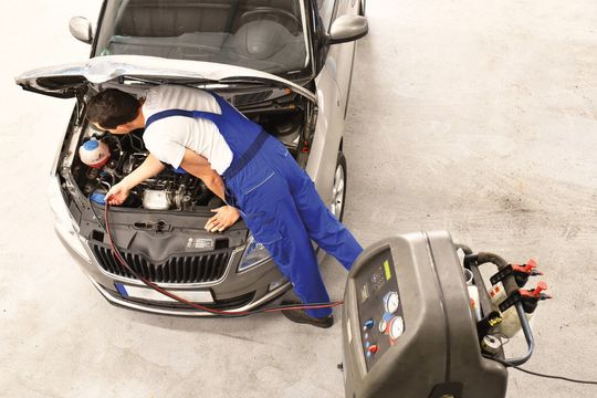 Auch wenn die meisten Fahrzeughersteller Gegenteiliges behaupten: Fahrzeugklimaanlagen gehören regelmäßig gewartet. Das gilt aber auch für die Klimaservicegeräte selbst. Wer über die Neuanschaffung einer Station nachdenkt, sollte deshalb dem Thema „Wartung“ einige Beachtung schenken. Auch wenn die meisten Fahrzeughersteller Gegenteiliges behaupten: Fahrzeugklimaanlagen gehören regelmäßig gewartet. Das gilt aber auch für die Klimaservicegeräte selbst. Wer über die Neuanschaffung einer Station nachdenkt, sollte deshalb dem Thema „Wartung“ einige Beachtung schenken.