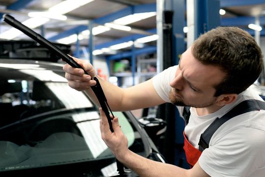 Aufgrund der WESP-Analysen änderte ein Betrieb die Annahmeprozedur der Fahrzeuge und die Lagerhaltung. Dadurch konnte er den Umsatz mit Wischerblättern deutlich steigern. Derartige Analysen können für sämtliche Produkte von der Bremsscheibe bis zur Fünf-Watt-Birne durchgeführt werden. Aufgrund der WESP-Analysen änderte ein Betrieb die Annahmeprozedur der Fahrzeuge und die Lagerhaltung. Dadurch konnte er den Umsatz mit Wischerblättern deutlich steigern. Derartige Analysen können für sämtliche Produkte von der Bremsscheibe bis zur Fünf-Watt-Birne durchgeführt werden.