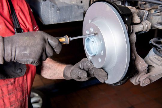 Bremsscheibenmontage in der Werkstatt – nur die wenigsten Werkstattinhaber wissen, zu wie viel Prozent sie ihr Reparaturpotenzial wirklich ausschöpfen.