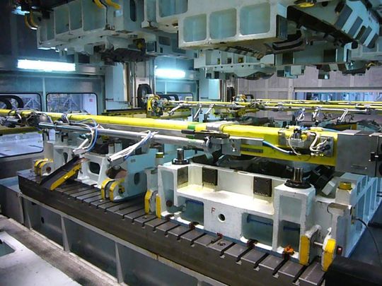 Blick in den Arbeitsraum einer vierstufigen Sauger-Presse im Presswerk von Kia Motors Slovakia. Blick in den Arbeitsraum einer vierstufigen Sauger-Presse im Presswerk von Kia Motors Slovakia.