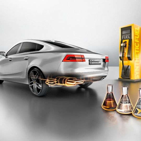 Die CO2-neutrale Herstellung synthetischer Kraftstoffe ist möglich, weil dabei beispielsweise das Kohlendioxid genutzt wird, das in Kraftwerken als Abgas anfällt. Die CO2-neutrale Herstellung synthetischer Kraftstoffe ist möglich, weil dabei beispielsweise das Kohlendioxid genutzt wird, das in Kraftwerken als Abgas anfällt.