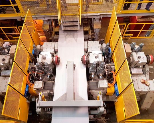 Die neu entwickelte Doppelkopf-Besäumschere der SMS Group hat vor Kurzem in Tscherepowez (Russland) bei PAO Severstal ihre Arbeit aufgenommen, wie es heißt. Sie modernisiere dort die Produktion und sorge nun für kontinuierlich besäumte Blechbänder in Rahmen einer bestehenden Beizlinie. Die neu entwickelte Doppelkopf-Besäumschere der SMS Group hat vor Kurzem in Tscherepowez (Russland) bei PAO Severstal ihre Arbeit aufgenommen, wie es heißt. Sie modernisiere dort die Produktion und sorge nun für kontinuierlich besäumte Blechbänder in Rahmen einer bestehenden Beizlinie.