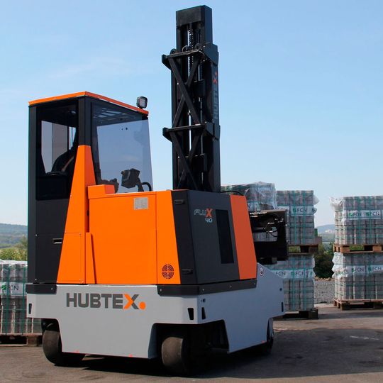 Der „FleX“-Stapler von Hubtex ist neuerdings mit einer Predictive-Maintenance-Software ausgestattet. Damit können Servicetechniker Maschinenfehler frühzeitig entdecken und beheben. Der „FleX“-Stapler von Hubtex ist neuerdings mit einer Predictive-Maintenance-Software ausgestattet. Damit können Servicetechniker Maschinenfehler frühzeitig entdecken und beheben.