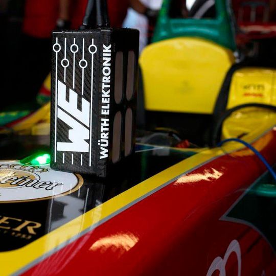 Die von Würth Elektronik eiSos und ABT Sportsline entwickelte Stützbatterie für das Cockpit. Die von Würth Elektronik eiSos und ABT Sportsline entwickelte Stützbatterie für das Cockpit.