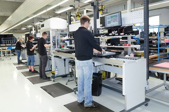 In Weikersheim hat Data Modul eine Montagelinie errichtet, dich sich komplett an der Ergonomie der Mitarbeiter richtet. In Weikersheim hat Data Modul eine Montagelinie errichtet, dich sich komplett an der Ergonomie der Mitarbeiter richtet.