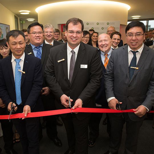 Die Repräsentanten der Holitech Technology Company und der Holtech Europe eröffnen die Büroräume am neuen Hauptsitz in München. Die Repräsentanten der Holitech Technology Company und der Holtech Europe eröffnen die Büroräume am neuen Hauptsitz in München.