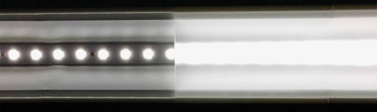 Licht für Industriehallen: Cree hat in Kooperation ein Referenzdesign aus 72 High-Power-LEDs entwickelt. Dank einer speziellen Folie (rechts) mit einer optischen Effizienz von 92 Prozent ließ sich das Verhältnis von Lumen zu Candela (lm/cd) von 0,36 auf 0,47 erhöhen. Licht für Industriehallen: Cree hat in Kooperation ein Referenzdesign aus 72 High-Power-LEDs entwickelt. Dank einer speziellen Folie (rechts) mit einer optischen Effizienz von 92 Prozent ließ sich das Verhältnis von Lumen zu Candela (lm/cd) von 0,36 auf 0,47 erhöhen.