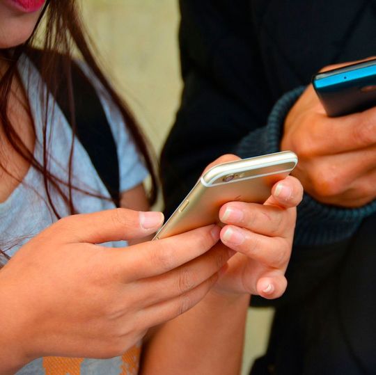 Mit dem Smartphone aufgewachsen und verwachsen: Die „Digital Natives“. Mit dem Smartphone aufgewachsen und verwachsen: Die „Digital Natives“.