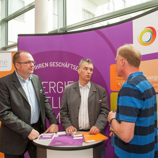 Das wattline-Team berät auch persönlich. Wattline Regionalvertriebsleiter Martin Lorenz (li.) und der autorisierte wattline-Partner Tom Stahl (Mitte) bei den Prfi-Club Tagen in Bad Schandau. Das wattline-Team berät auch persönlich. Wattline Regionalvertriebsleiter Martin Lorenz (li.) und der autorisierte wattline-Partner Tom Stahl (Mitte) bei den Prfi-Club Tagen in Bad Schandau.