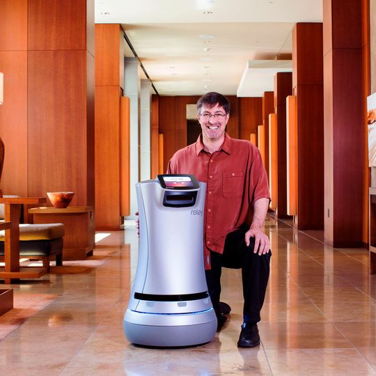 Steve Cousins, Geschäftsführer Savioke, räumt mit Butler-Roboter „Relay“ den 13. IERA-Award für Robotik und Automation ab. Steve Cousins, Geschäftsführer Savioke, räumt mit Butler-Roboter „Relay“ den 13. IERA-Award für Robotik und Automation ab.