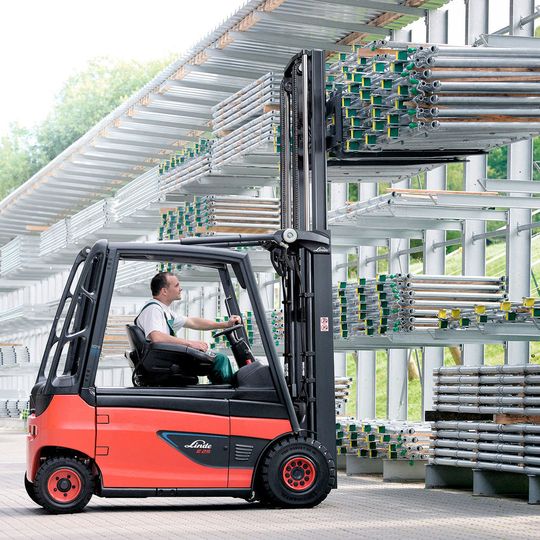 Die Linde-Frontstapler E20 bis E30 erschließen ein großes Betätigungsfeld für die Lithium-Ionen-Batterietechnologie. Die Linde-Frontstapler E20 bis E30 erschließen ein großes Betätigungsfeld für die Lithium-Ionen-Batterietechnologie.