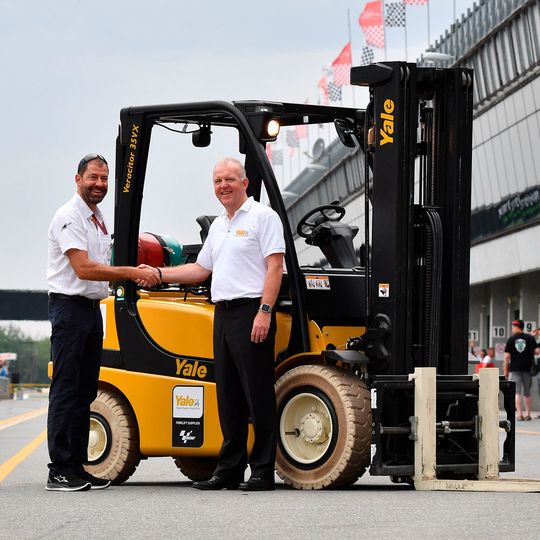 Handschlag zwischen Ferran Juncar, Senior Director Global Sponsorship bei Dorna (l.) und Harry Sands, Managing Director of Yale EMEA. Handschlag zwischen Ferran Juncar, Senior Director Global Sponsorship bei Dorna (l.) und Harry Sands, Managing Director of Yale EMEA.