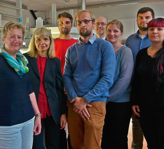 Am 13. Juni 2017 fand an der Hochschule Anhalt in Köthen das offizielle Auftakttreffen der Projektpartner des EMIBEX-Verbundes zur nachhaltigen Gewinnung von Biofarbstoffen und Proteinen aus Algenbiomasse statt: (Ausschnitt) Am 13. Juni 2017 fand an der Hochschule Anhalt in Köthen das offizielle Auftakttreffen der Projektpartner des EMIBEX-Verbundes zur nachhaltigen Gewinnung von Biofarbstoffen und Proteinen aus Algenbiomasse statt: (Ausschnitt)