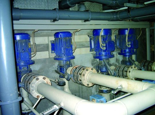 Pumpen sind die größten Strom-verbraucher in der Industrie. Um ihr Einsparpotenzial zu erschließen, müssen die zum Antrieb eingesetzten Motoren und die Ausgestaltung des Pumpensystems an sich betrachtet werden. Bild: Energieagentur Mittelfranken Pumpen sind die größten Strom-verbraucher in der Industrie. Um ihr Einsparpotenzial zu erschließen, müssen die zum Antrieb eingesetzten Motoren und die Ausgestaltung des Pumpensystems an sich betrachtet werden. Bild: Energieagentur Mittelfranken