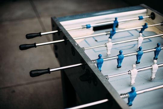 Wer seine Marketing-Strategien nur auf Google, Facebook und Co ausrichtet, wird bald zum Spielball der Gatekeeper. Wer seine Marketing-Strategien nur auf Google, Facebook und Co ausrichtet, wird bald zum Spielball der Gatekeeper.