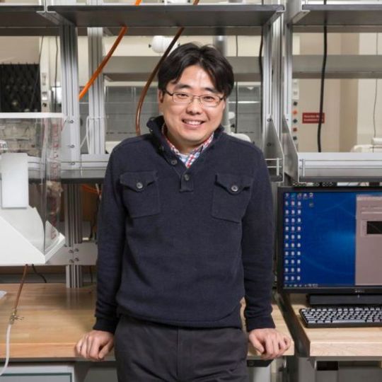 „Die Batterie hat erhebliche Vorteile, da die biologische Flüssigkeit für die On-Demand-Aktivierung auch in ressourcenarmen Situationen leicht verfügbar ist", analysiert der Elektronik-Professor Seokheun Choi. „Die Batterie hat erhebliche Vorteile, da die biologische Flüssigkeit für die On-Demand-Aktivierung auch in ressourcenarmen Situationen leicht verfügbar ist", analysiert der Elektronik-Professor Seokheun Choi.