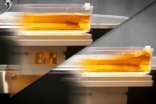 Als einziges System am Markt unterstützt SuperTrak die Anti-Sloshing-Technologie, welche Oberflächenschwingungen von Flüssigkeiten unterdrückt und so verhindert, dass das Material beim Transport verschüttet wird. Als einziges System am Markt unterstützt SuperTrak die Anti-Sloshing-Technologie, welche Oberflächenschwingungen von Flüssigkeiten unterdrückt und so verhindert, dass das Material beim Transport verschüttet wird.