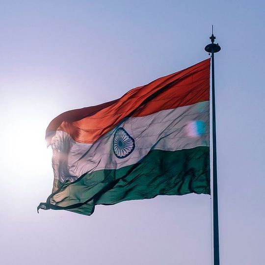 Unzählige Taxis und Kleinbusse fahren mit Selbstzündermotoren. So schafft der Diesel in Indien sind es rund 50 Prozent Marktanteil.