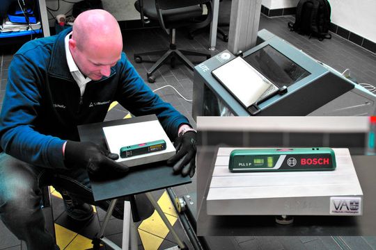 Eben oder krumm? Patrick Schultz, Leiter Auto-Tec beim TÜV Rheinland, prüft (Bilder 1–5), ob die Abnahmebühne in dieser Prüfstelle die Anforderungen an die HU-Scheinwerferprüfrichtlinie erfüllt. Ein Kfz-Betrieb muss für solch eine Kalibrierung circa 250 Euro zahlen. Eben oder krumm? Patrick Schultz, Leiter Auto-Tec beim TÜV Rheinland, prüft (Bilder 1–5), ob die Abnahmebühne in dieser Prüfstelle die Anforderungen an die HU-Scheinwerferprüfrichtlinie erfüllt. Ein Kfz-Betrieb muss für solch eine Kalibrierung circa 250 Euro zahlen.