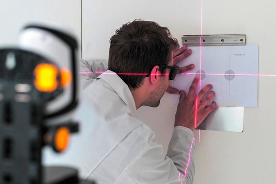 Dank der Vielzahl der akkreditierten Messgrößen ist die ESZ AG in der Lage, z. B. einen Kreuzlinienlaser, wie er für die Vermessug von Scheinwerferprüfplätzen verwendet wird, zu kalibrieren.