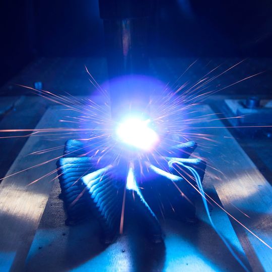 Auf der EMO Hannover 2017 stellt Gefertec seinen neuen 3D-Drucker vor. Er ist für das Metall-Druckverfahren 3DPM ausgelegt, bei dem das Material als Draht zugeführt wird. Auf der EMO Hannover 2017 stellt Gefertec seinen neuen 3D-Drucker vor. Er ist für das Metall-Druckverfahren 3DPM ausgelegt, bei dem das Material als Draht zugeführt wird.