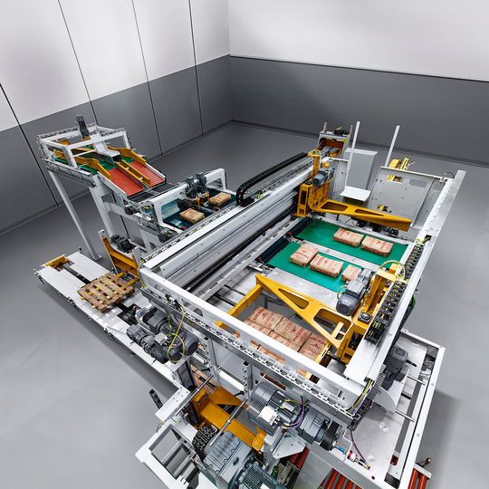 The Beumer bag placer applies the valve bag with precision on one of the filling spouts of the Beumer fillpac R The Beumer bag placer applies the valve bag with precision on one of the filling spouts of the Beumer fillpac R