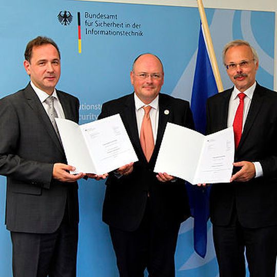 BSI-Präsident Arne Schönbohm (mitte) überreicht die Bescheide zur Eignungsfeststellung des branchenspezifischen Sicherheitsstandards an die Vertreter Prof. Dr. Gerald Linke (links) und Otto Schaaf, der für diesen Bereich regelsetzenden Verbände DVGW (Trinkwasserversorgung) und DWA (Abwasserbeseitigung). BSI-Präsident Arne Schönbohm (mitte) überreicht die Bescheide zur Eignungsfeststellung des branchenspezifischen Sicherheitsstandards an die Vertreter Prof. Dr. Gerald Linke (links) und Otto Schaaf, der für diesen Bereich regelsetzenden Verbände DVGW (Trinkwasserversorgung) und DWA (Abwasserbeseitigung).