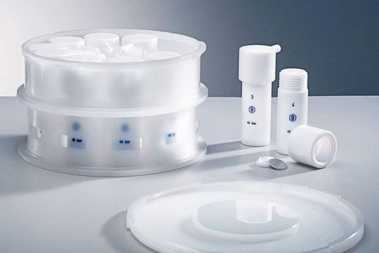 Neue Gefäße aus TFM-PTFE Neue Gefäße aus TFM-PTFE