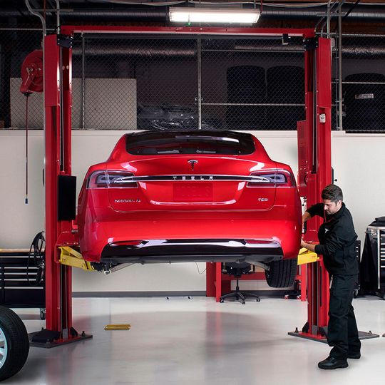 Markenunabhängige Betriebe können wegeb fehlender Zugänge derzeit keine Tesla-Fahrzeuge reparieren oder warten. Markenunabhängige Betriebe können wegeb fehlender Zugänge derzeit keine Tesla-Fahrzeuge reparieren oder warten.