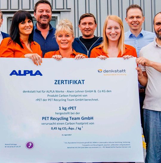 Alpla gehört zu den führenden Unternehmen für Kunststoffverpackungen. Im Auftrag von Alpla und PET Recycling Team errechnete die Agentur denkstatt GmbH den CO2-Fußabdruck von rezykliertem PET (rPET) und kommt zu dem Schluss, dass im Vergleich zur Herstellung von Neuware bei rPET 79 % weniger CO2-Emissionen entstehen. Alpla gehört zu den führenden Unternehmen für Kunststoffverpackungen. Im Auftrag von Alpla und PET Recycling Team errechnete die Agentur denkstatt GmbH den CO2-Fußabdruck von rezykliertem PET (rPET) und kommt zu dem Schluss, dass im Vergleich zur Herstellung von Neuware bei rPET 79 % weniger CO2-Emissionen entstehen.