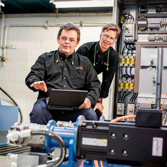 Ein Software-Wizard soll die Inbetriebnahme elektronifizierter hydraulischer Achsen vereinfachen. Ein Software-Wizard soll die Inbetriebnahme elektronifizierter hydraulischer Achsen vereinfachen.