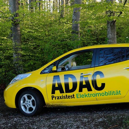 Der ADAC hat über fünf Jahre einen Nissan Leaf getestet. Dabei haben sich Reichweitenverluste von 11 Prozent ergeben.