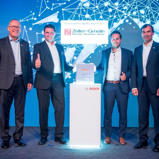 Dr. Karl Nowak (President Corporate Sector Purchasing and Logistics at Bosch), Siegfried Müller (managing director Zeller+Gmelin), Florian Kühnel (Key Account Manager Zeller+Gmelin), Robert Huter (Vice President Corporate Sector Purchasing and Logistics, Machinery and Equipment at Bosch) are happy about the award for Zeller+Gmelin. Dr. Karl Nowak (President Corporate Sector Purchasing and Logistics at Bosch), Siegfried Müller (managing director Zeller+Gmelin), Florian Kühnel (Key Account Manager Zeller+Gmelin), Robert Huter (Vice President Corporate Sector Purchasing and Logistics, Machinery and Equipment at Bosch) are happy about the award for Zeller+Gmelin.
