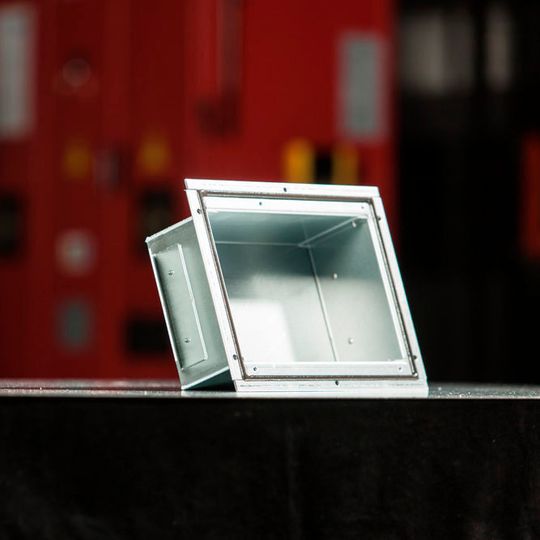 Bei der HA-BE Gehäusebau fertigen 240 Mitarbeiter Blechteile, Baugruppen und mechanische Systeme für Kunden zum Beispiel aus der Elektroindustrie. Der Mittelständler entschied sich bei der Suche nach einer Finanzierungslösung für Factoring. Bei der HA-BE Gehäusebau fertigen 240 Mitarbeiter Blechteile, Baugruppen und mechanische Systeme für Kunden zum Beispiel aus der Elektroindustrie. Der Mittelständler entschied sich bei der Suche nach einer Finanzierungslösung für Factoring.