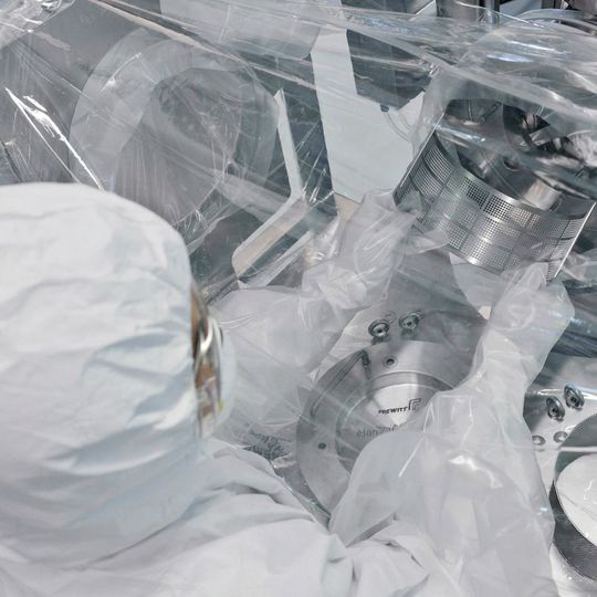 Die Anbindung einer Glove Box ermöglicht ein flexibles Containment. Die Anbindung einer Glove Box ermöglicht ein flexibles Containment.