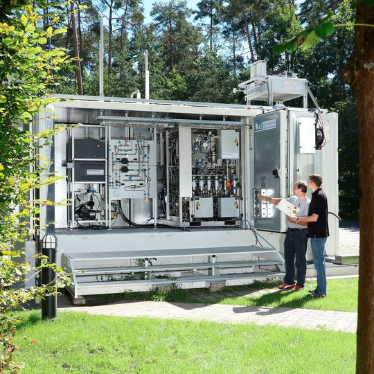 Ganz schön viel Technik im kompakten 20-ft-Container: Mitarbeiter des LZE-Projekts diskutieren den verfahrenstechnischen Aufbau des Langzeitspeichersystems. Ganz schön viel Technik im kompakten 20-ft-Container: Mitarbeiter des LZE-Projekts diskutieren den verfahrenstechnischen Aufbau des Langzeitspeichersystems.