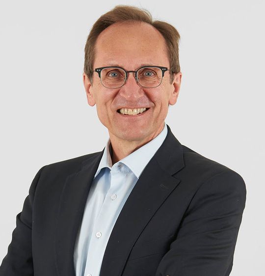„Mit der Kostenerstattung des Implantats für die Patienten in Deutschland ist ein wichtiger Schritt erreicht“, Reinhard Rubow, Sprecher des Vorstands der Retina Implant AG. „Mit der Kostenerstattung des Implantats für die Patienten in Deutschland ist ein wichtiger Schritt erreicht“, Reinhard Rubow, Sprecher des Vorstands der Retina Implant AG.
