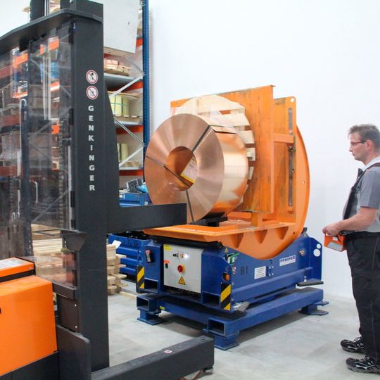 Das Spezialgerät des schwäbischen Herstellers Genkinger nimmt den Coil am Wendetisch auf. Das Spezialgerät des schwäbischen Herstellers Genkinger nimmt den Coil am Wendetisch auf.