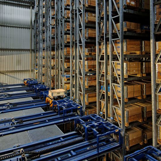 Nach den Investitionen in die Modernisierung der Schweinfurter Zylinderrollen- und Großlagerfertigung bringt SKF nun auch die dortige Logistik auf den jüngsten Stand der Technik. Nach den Investitionen in die Modernisierung der Schweinfurter Zylinderrollen- und Großlagerfertigung bringt SKF nun auch die dortige Logistik auf den jüngsten Stand der Technik.