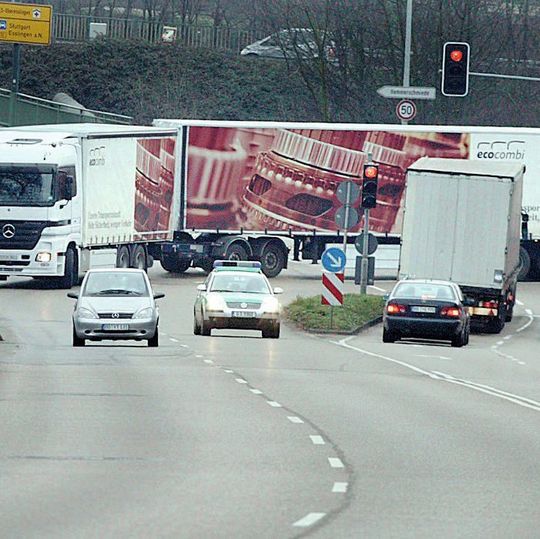 Durch den Einsatz von Gigalinern lassen sich Staus und Emissionen verringern. Zudem entstehenen niedrigere Kosten pro Tonne und eine zunehmende Frachtnachfrage. Durch den Einsatz von Gigalinern lassen sich Staus und Emissionen verringern. Zudem entstehenen niedrigere Kosten pro Tonne und eine zunehmende Frachtnachfrage.